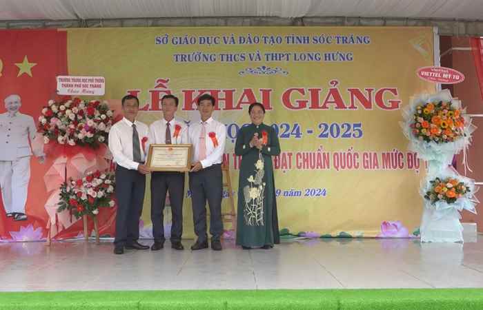Mỹ Tú: Trường THCS và THPT Long Hưng khai giảng năm học mới và Đón Bằng công nhận trường đạt chuẩn Quốc gia mức độ 1